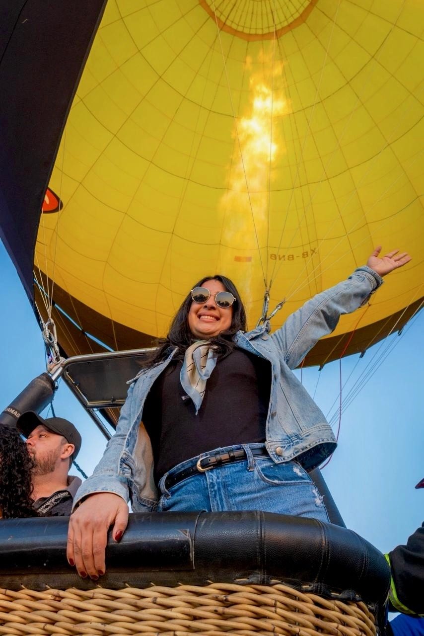 Pasajera disfrutando el vuelo en globo