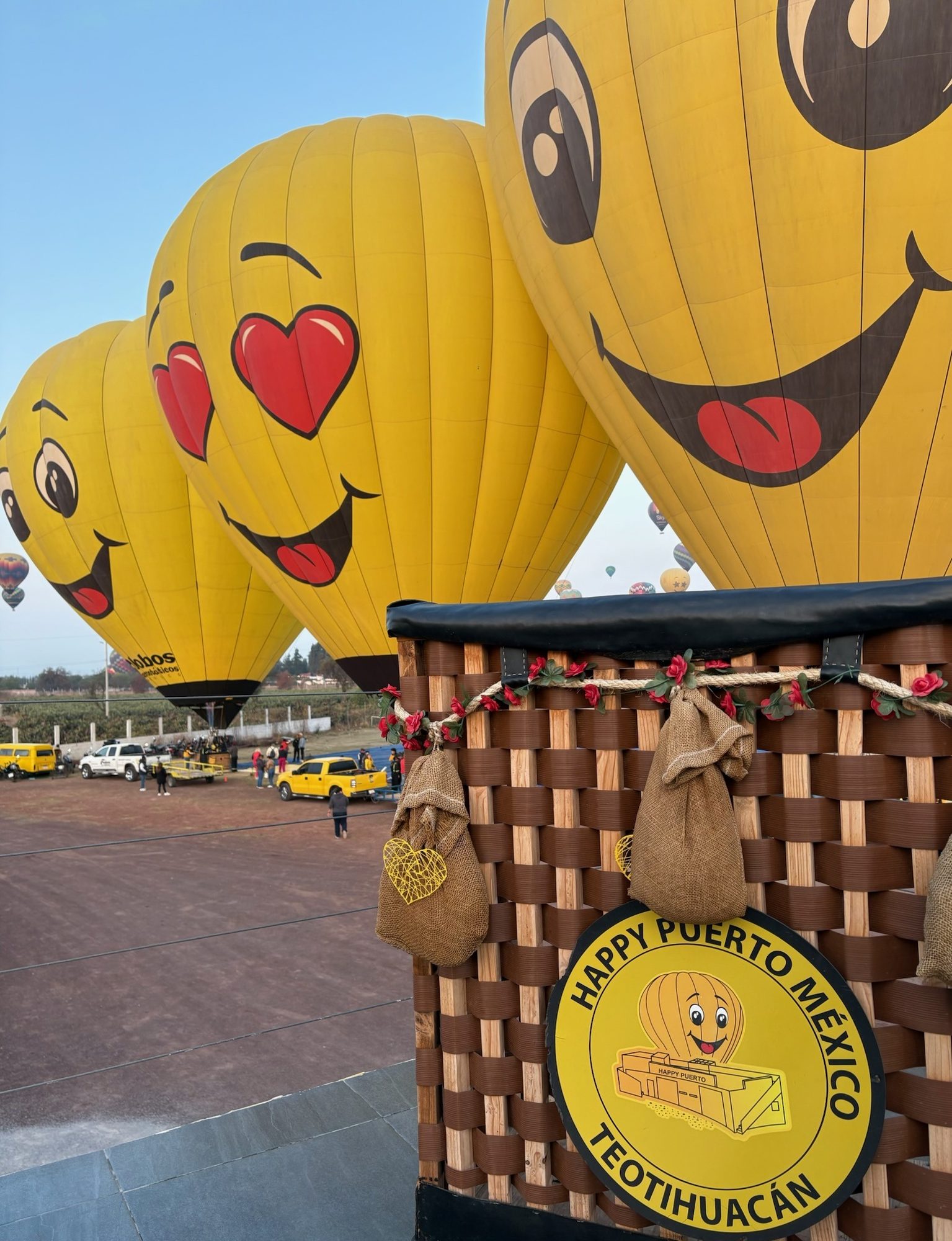 Globos carita feliz junto a la canasta de Happy Puerto